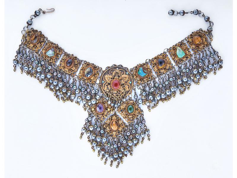 COLLIER en métal partiellement doré et perles...