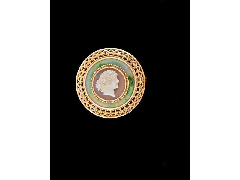 BROCHE ronde en or jaune (750) ornée au centre...
