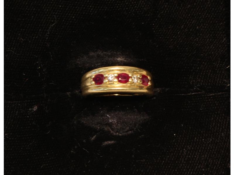 BAGUE jonc en or jaune (750) sertie de petits...