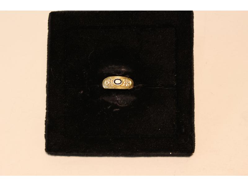 BAGUE jonc en or jaune (750) sertie d'un...
