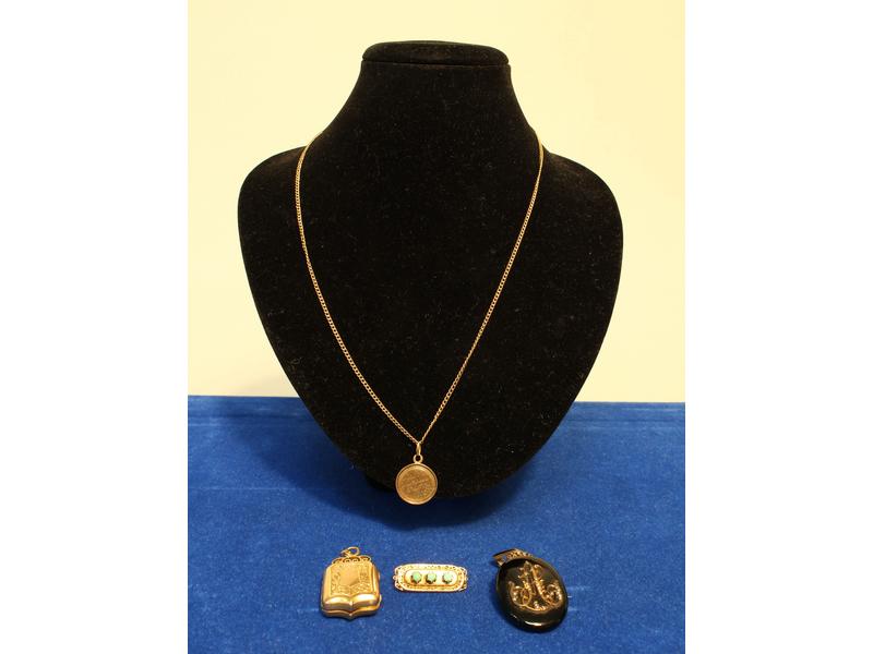 QUATRE BIJOUX en or jaune (750) du XIXe ...