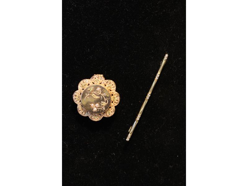 DEUX PETITES BROCHES en or jaune (750) et...