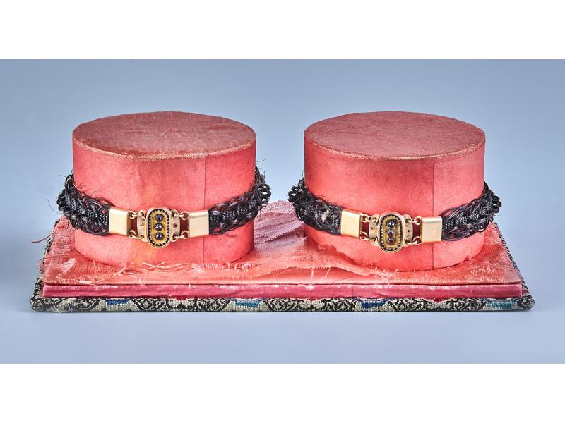 PAIRE DE BRACELETS en cheveux tressés, à...