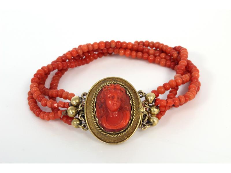 BRACELET à quatre rangs de perles de corail...
