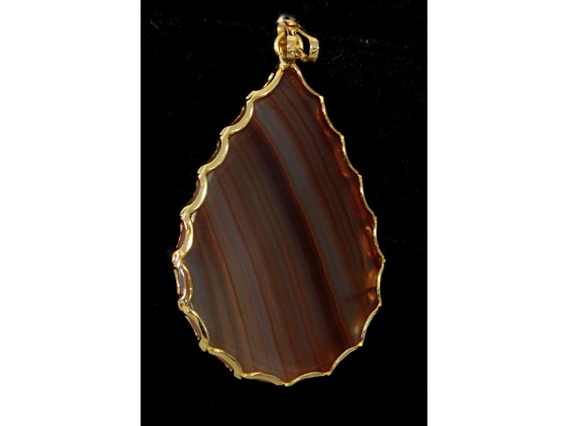PENDENTIF en goutte sertie d'un agate, monture...