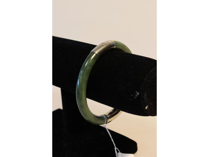 BRACELET rigide articulé en jade épinard....