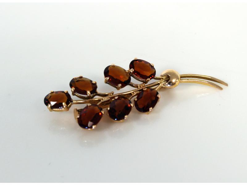 PETITE BROCHE en or jaune (750) sertie de...