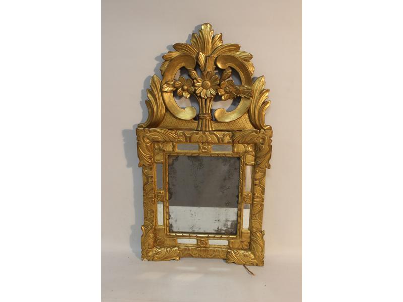 MIROIR dans un cadre en bois sculpté et doré...