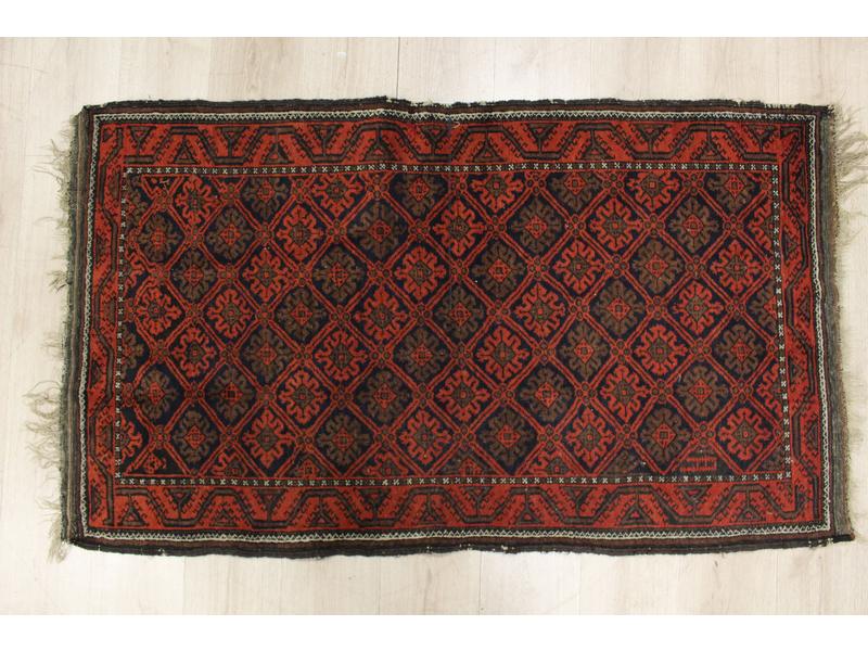 TAPIS en laine à décor de losanges et fleurs...