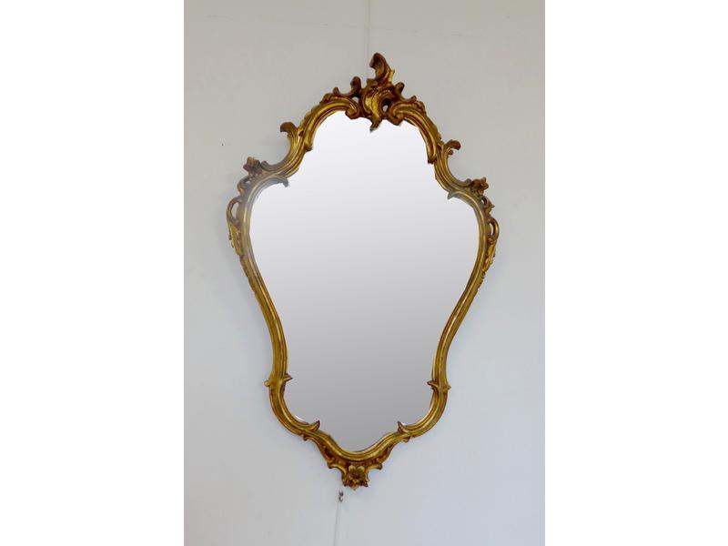 MIROIR chantourné en bois doré à petit fronton...