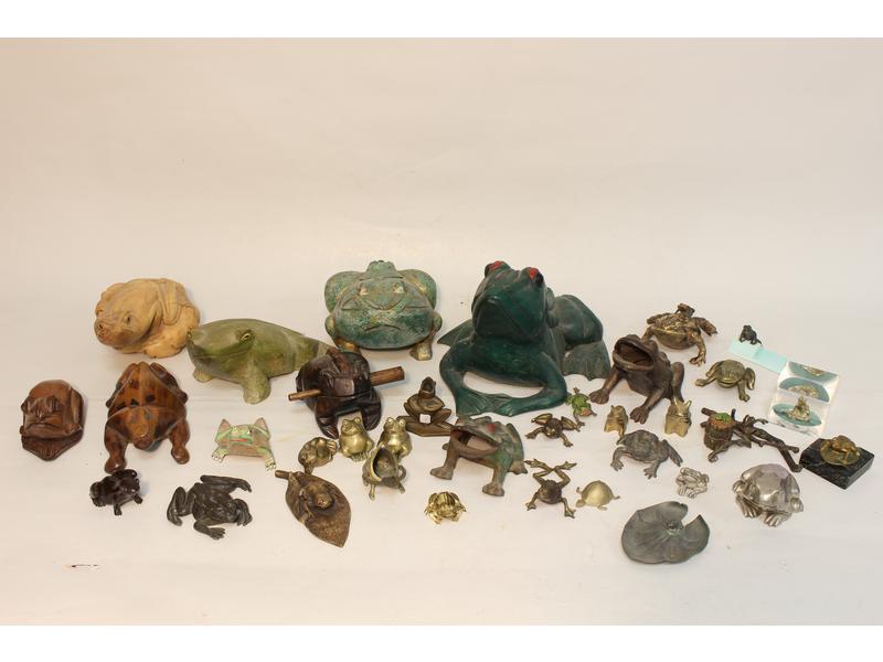 COLLECTION DE 35 GRENOUILLES en métal (étain,...