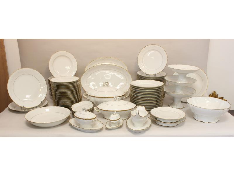 PARTIE DE SERVICE DE TABLE en porcelaine...