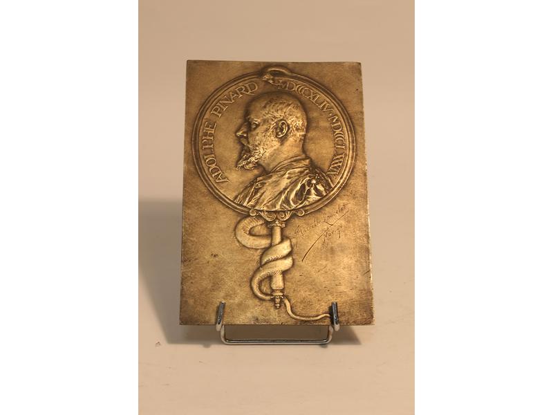 PLAQUE rectangulaire en bronze  à décor en...