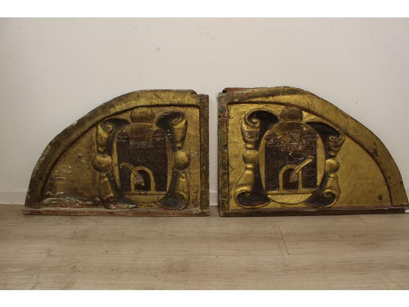 PAIRE DE DESSUS DE PORTES en bois sculpté...