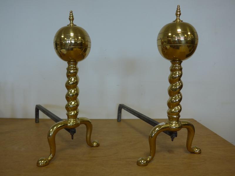 PAIRE DE CHENÊTS en bronze à décor d'une...