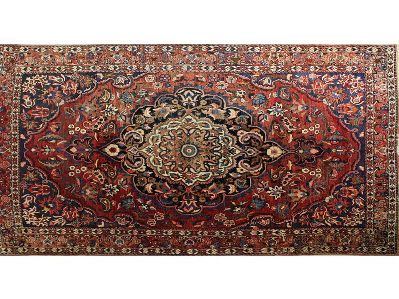 TAPIS en laine polychrome à médaillon ventral...