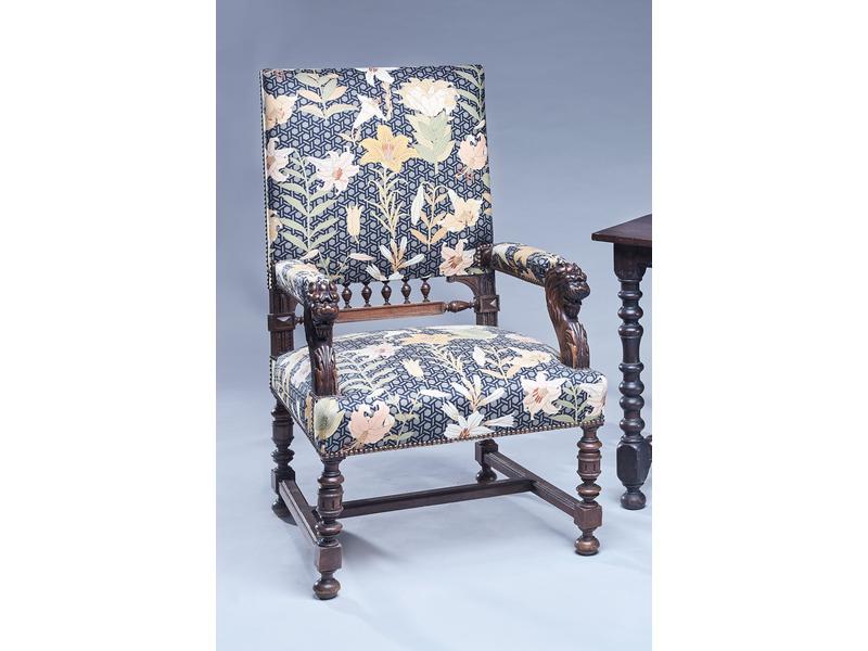 GRAND FAUTEUIL à dossier plat en noyer mouluré...