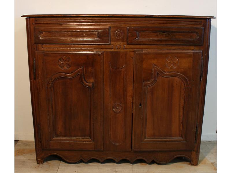 BUFFET rectangulaire en noyer ouvrant par...