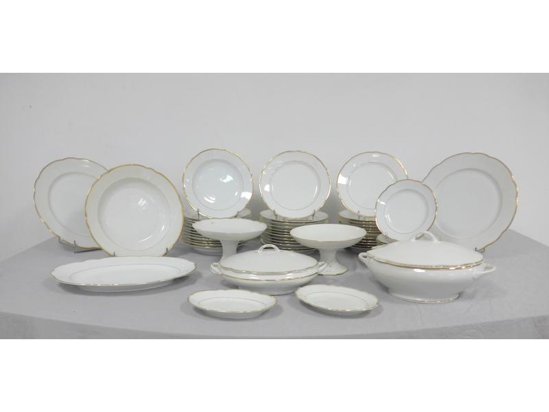 IMPORTANT SERVICE DE TABLE en porcelaine...