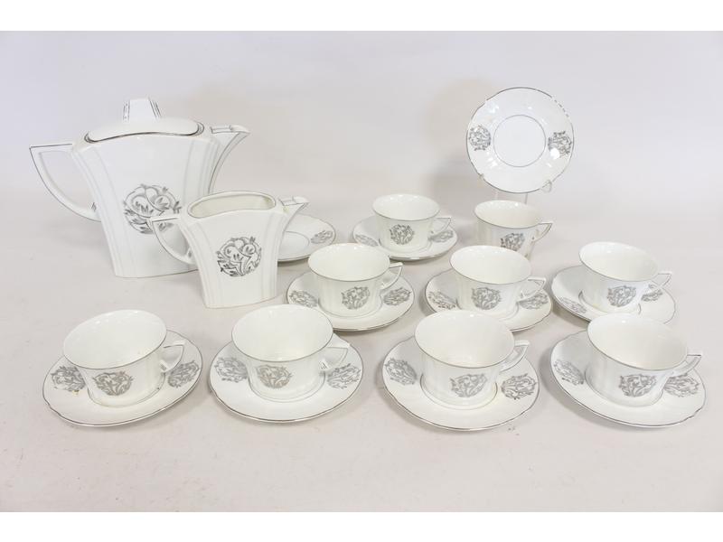 PARTIE DE SERVICE A THE en porcelaine blanche...