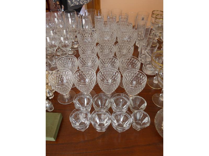 DEUX SERVICES DE VERRES à pied, l'un VILLEROY...