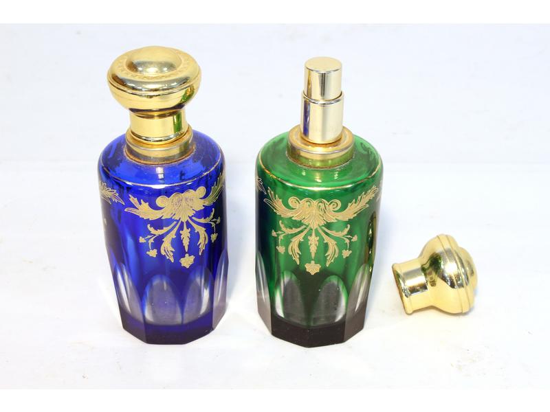 PAIRE DE FLACONS en verres de couleurs bleu...