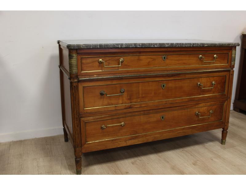 COMMODE rectangulaire en placage de noyer...