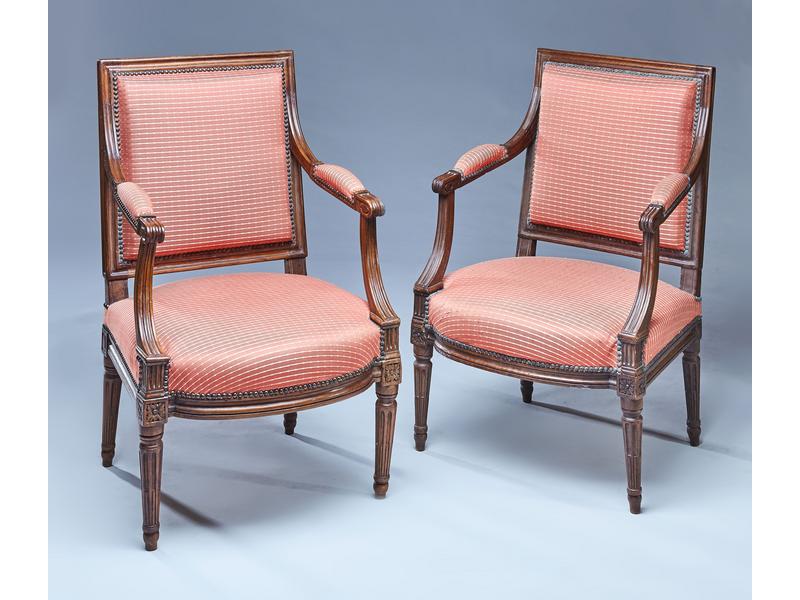 PAIRE DE FAUTEUILS à dossier carré en noyer...