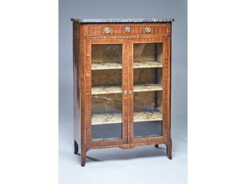 PETITE VITRINE à hauteur d'appui rectangulaire...