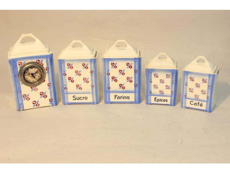 LOT DE CINQ BOITES DE CUISINE COUVERTES en...