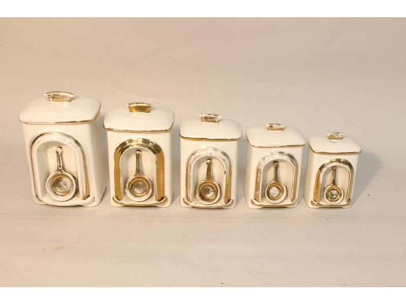 LOT DE CINQ BOITES DE CUISINE en porcelaine...