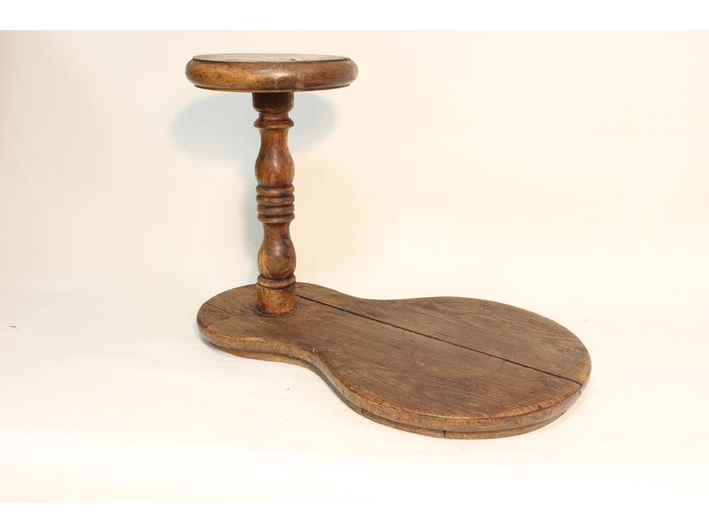 TABOURET DE CHANTRE en chêne.