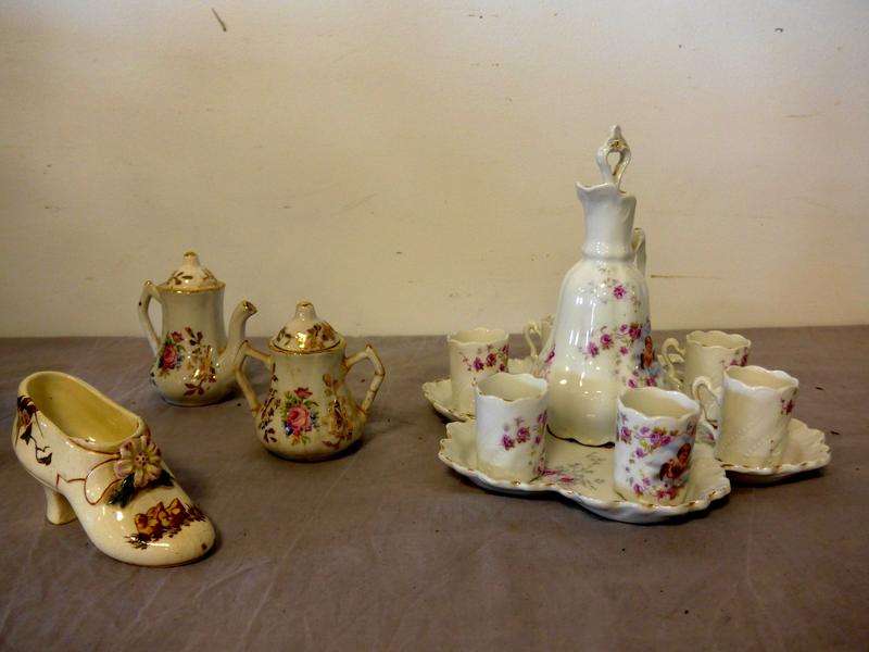 SERVICE A LIQUEUR MINIATURE en porcelaine...