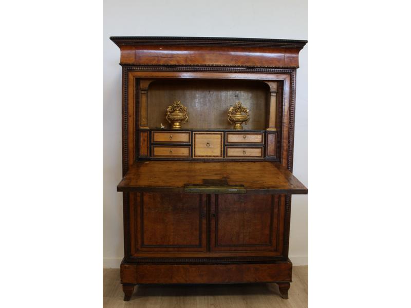 SECRETAIRE rectangulaire en ronce de noyer...