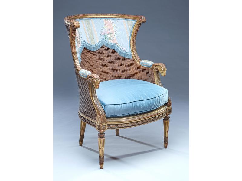 BERGERE en bois sculpté et doré, dossier...