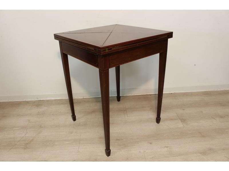 TABLE A JEUX en mouchoir, en placage d'acajou...