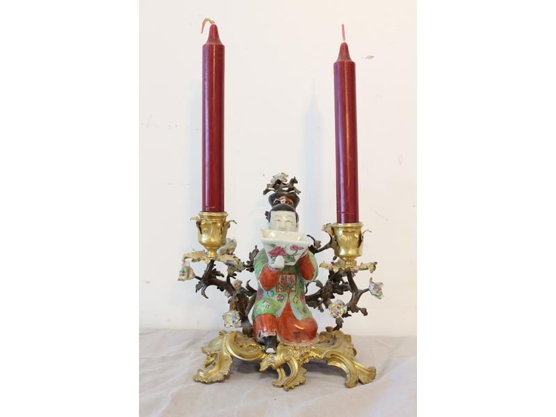 BOUGEOIR à deux lumières en bronze et tôle...