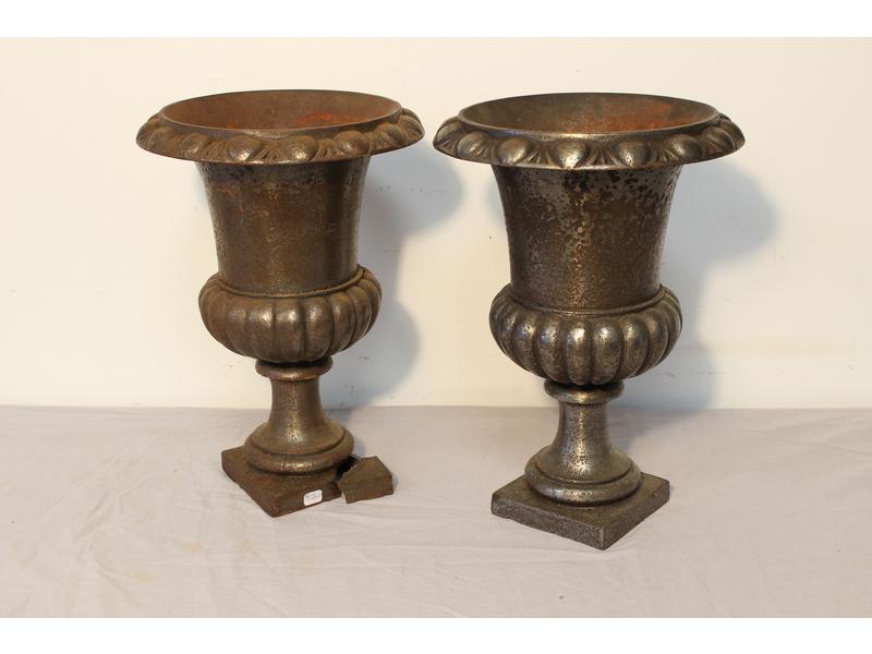 PAIRE DE VASES SUR PIEDOUCHE en fonte de...