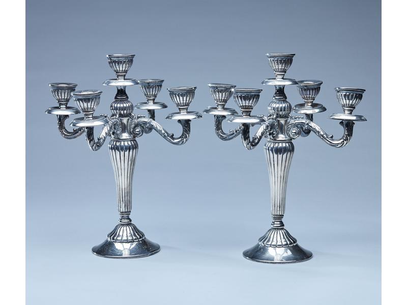 PAIRE DE CANDELABRES à cinq lumières en argent...