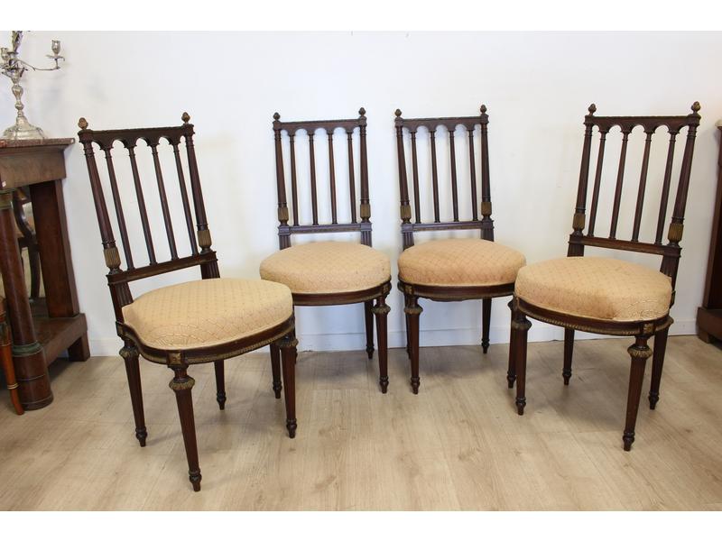 SUITE DE QUATRE CHAISES façon acajou, à dossier...