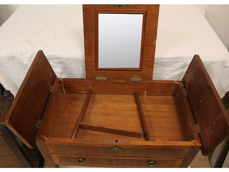 PETITE COIFFEUSE en bois de placage, ouvrant...