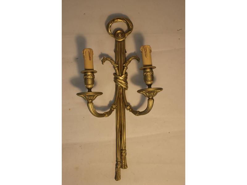 APPLIQUE en bronze, fût en passementrie,...