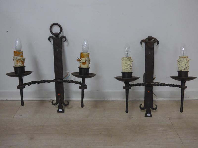 SUITE DE SIX APPLIQUES électrifiées en fer...