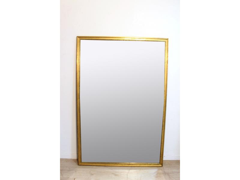 MIROIR rectangulaire dans un cadre en bois...