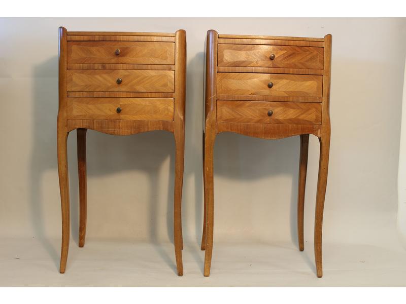 PAIRE DE TABLES DE CHEVET en placage de bois...