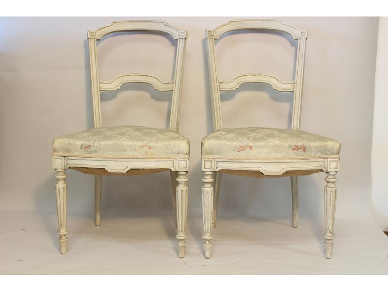 PAIRE DE CHAISES CHAUFFEUSES à dossier à...