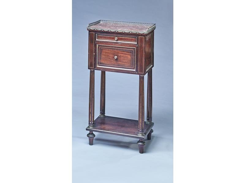 TABLE DE CHEVET en acajou et placage d'acajou...