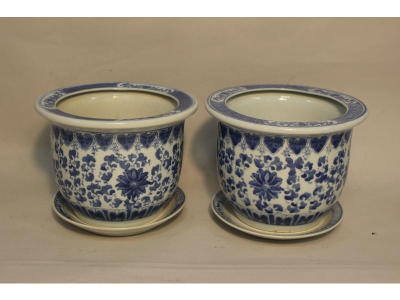PAIRE DE CACHE-POTS en céramique blanche...