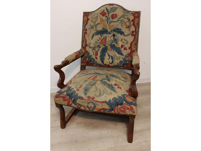 FAUTEUIL en bois clair à haut dossier à accotoir...
