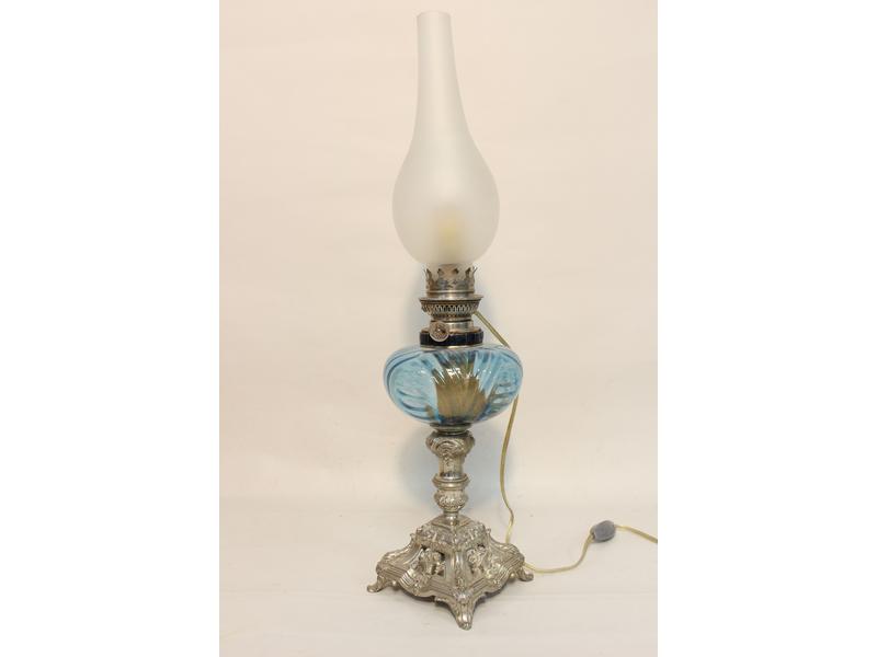 LAMPE A PETROLE à réservoir en verre bleu,...